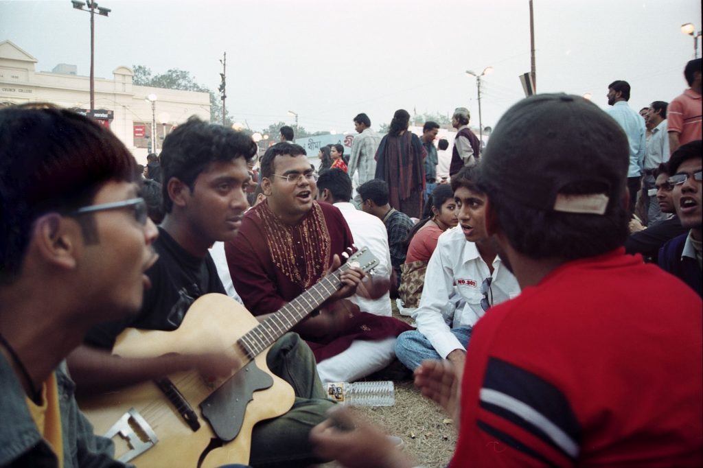 The musical chorus of the young group captivates the passing crowd of the KBF. It is a time-pass for those who do not necessarily flock on the ground to have a taste of known and unknown titles.