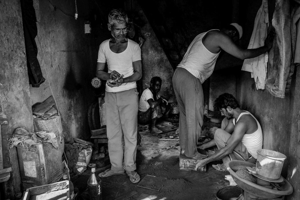 Workers working in the molding workshop