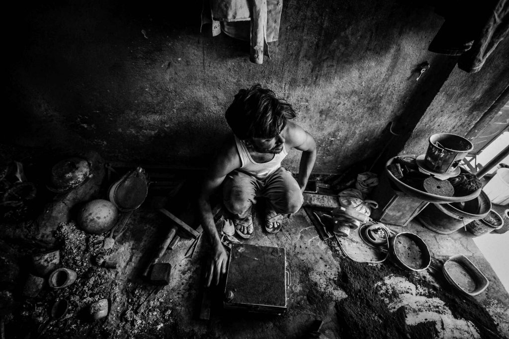 A worker working in the molding workshop