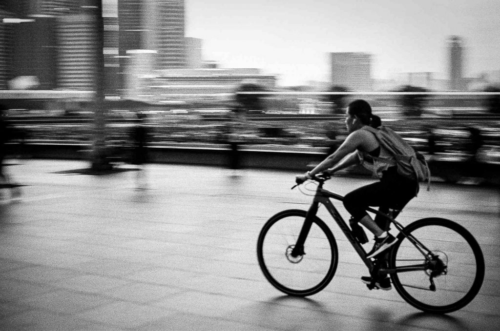 An attempt of handheld panning. Fuji 400 TMax film on Canon AE-1 Program. Shutter speed: 1/15sec.